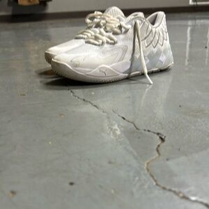Basketball shoes